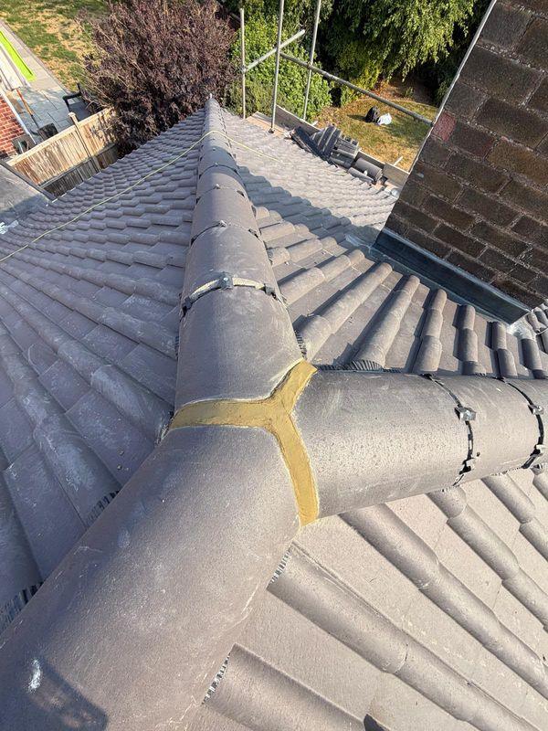 Dry fixed ridge on new tiles