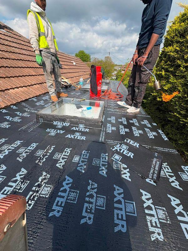 Laying underlay on a flat roof